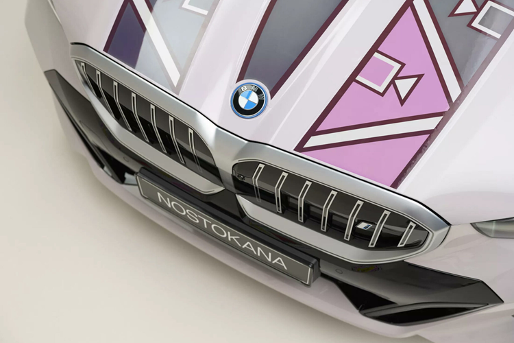 BMW đã cho thấy họ là hãng xe duy nhất hiện nay có thể làm được điều phức tạp này trên bề mặt ngoại thất xe, vốn không bằng phẳng mà có nhiều góc cạnh gấp khúc và uốn cong.