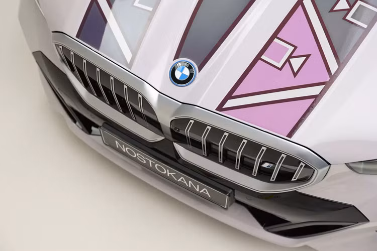 BMW đã cho thấy họ là hãng xe duy nhất hiện nay có thể làm được điều phức tạp này trên bề mặt ngoại thất xe, vốn không bằng phẳng mà có nhiều góc cạnh gấp khúc và uốn cong.