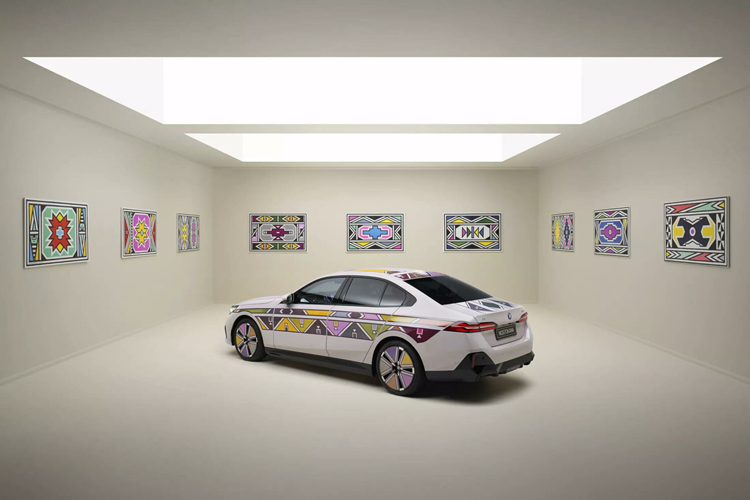 Cụ thể, những cải tiến đạt được trong vòng 24 tháng qua đã giúp cho E Ink trở thành nền tảng trình diễn nghệ thuật thực thụ trên xe hơi, thể hiện qua chiếc BMW i5 Flow Nostokana chạy điện.