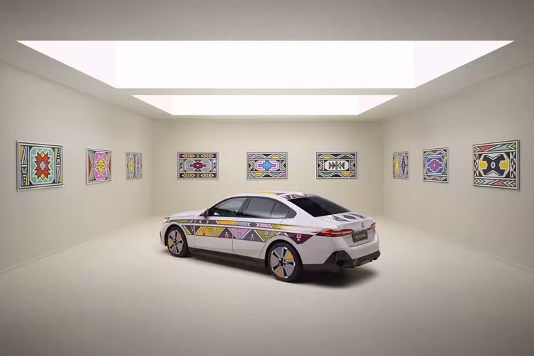 Cụ thể, những cải tiến đạt được trong vòng 24 tháng qua đã giúp cho E Ink trở thành nền tảng trình diễn nghệ thuật thực thụ trên xe hơi, thể hiện qua chiếc BMW i5 Flow Nostokana chạy điện.