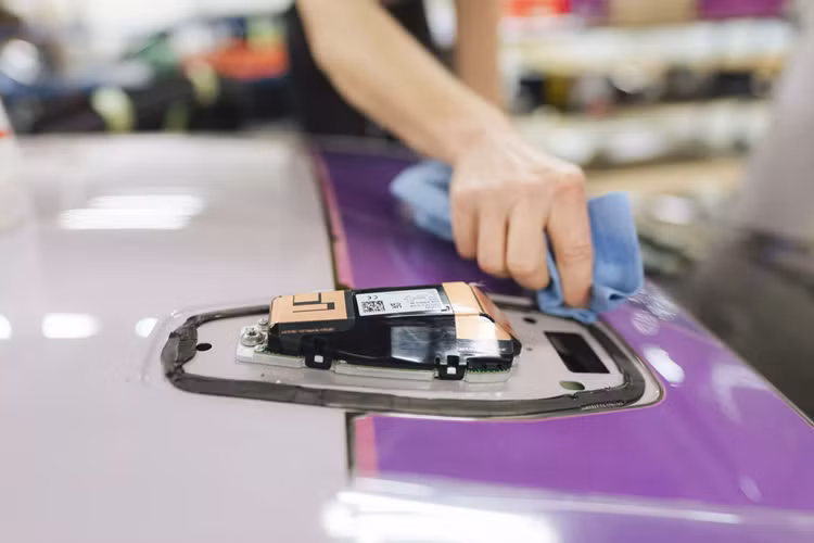 Các âm thanh trong bản nhạc này được trộn lẫn từ nhiều nguồn khác nhau, bao gồm giọng của nữ nghệ nhân Esther Mahlangu, những chiếc lông vũ trên đạo cụ vẽ tranh của bà và cả tiếng bút chì được các nhà thiết kế BMW sử dụng.