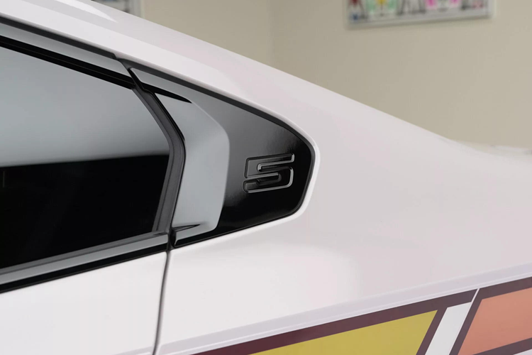 Những họa tiết nghệ thuật trên i5 Flow Nostokana cũng không phải ngẫu nhiên, mà đây đều là những tác phẩm mang phong cách tranh sơn dầu đặc trưng của nữ nghệ nhân Esther Mahlangu đến từ Nam Phi.