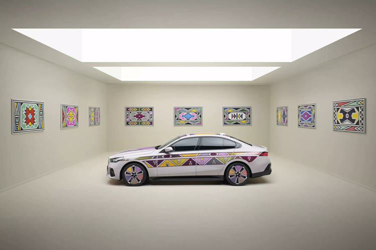 Ông Adrian van Hooydonk, Trưởng Bộ phận thiết kế của Tập đoàn BMW cho biết: “BMW i5 Flow NOSTOKANA tôn vinh lịch sử của thương hiệu BMW và tiếp tục câu chuyện về sự gắn kết văn hóa toàn cầu của chúng tôi theo một cách độc đáo.