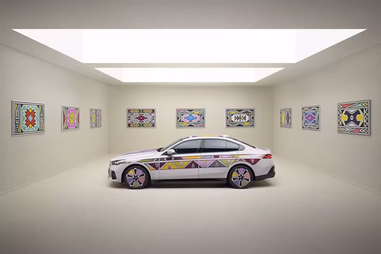 Ông Adrian van Hooydonk, Trưởng Bộ phận thiết kế của Tập đoàn BMW cho biết: “BMW i5 Flow NOSTOKANA tôn vinh lịch sử của thương hiệu BMW và tiếp tục câu chuyện về sự gắn kết văn hóa toàn cầu của chúng tôi theo một cách độc đáo.