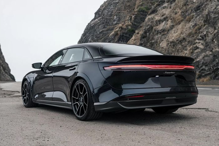 Với những thông số ấn tượng kể trên, Lucid Air Sapphire thậm chí còn vượt mặt cả mẫu siêu xe nổi tiếng Bugatti Chiron về khả năng tăng tốc.