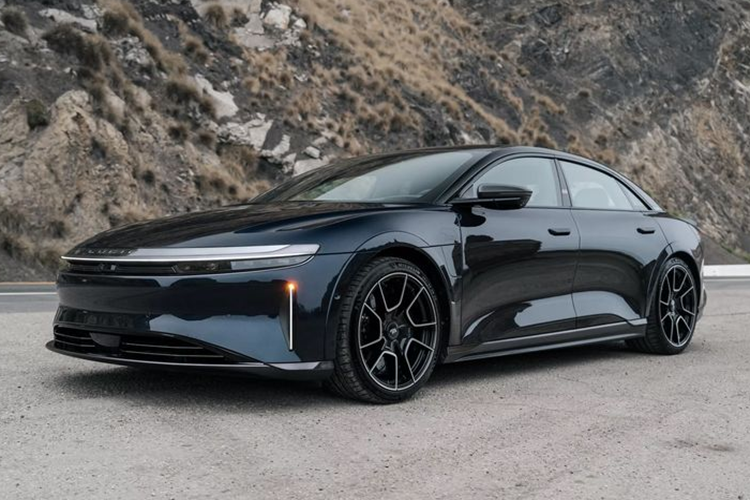 Khi nhắc đến xe bọc thép, nhiều người sẽ nghĩ đến những mẫu SUV cồng kềnh với khả năng tăng tốc khá chậm chạp do cân nặng quá khổ. Tuy nhiên, U.S. Armor Group – một công ty chuyên sản xuất đồ quân dụng tại Mỹ đã cho thấy quan niệm này không hoàn toàn đúng khi cho ra mắt phiên bản bọc thép của sedan Lucid Air Sapphire chạy điện.