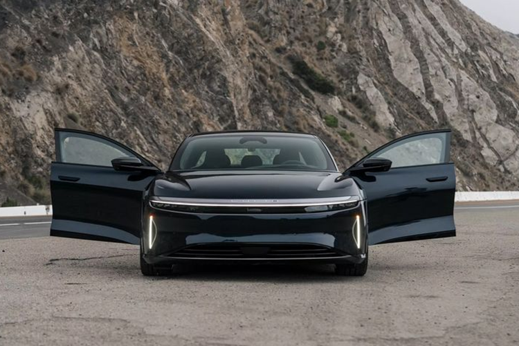 Lucid Air Sapphire bọc thép chống đạn được trang bị 3 mô-tơ điện, sản sinh công suất tối đa 1.234 mã lực, kết hợp với hệ dẫn động 4 bánh toàn thời gian. Xe có thời gian tăng tốc từ 0-96 km/h chỉ trong 1,89 giây, tốc độ tối đa đạt 330 km/h và phạm vi hoạt động lên đến 687 km theo chuẩn EPA.