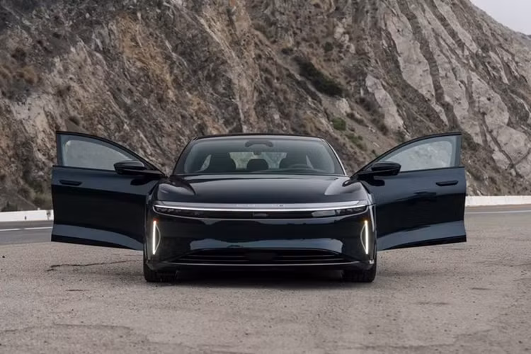 Lucid Air Sapphire bọc thép chống đạn được trang bị 3 mô-tơ điện, sản sinh công suất tối đa 1.234 mã lực, kết hợp với hệ dẫn động 4 bánh toàn thời gian. Xe có thời gian tăng tốc từ 0-96 km/h chỉ trong 1,89 giây, tốc độ tối đa đạt 330 km/h và phạm vi hoạt động lên đến 687 km theo chuẩn EPA.