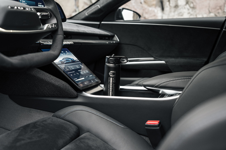 Cụ thể, xe điện bọc thép được bổ sung các cửa sổ đạn đạo trọng lượng nhẹ, có thể chịu được đạn .44 Magnum. Ngoài ra, xe còn được gia cố thêm lớp giáp composite nhẹ bằng 1/5 thép đạn đạo nhưng có độ cứng gấp 10 lần.