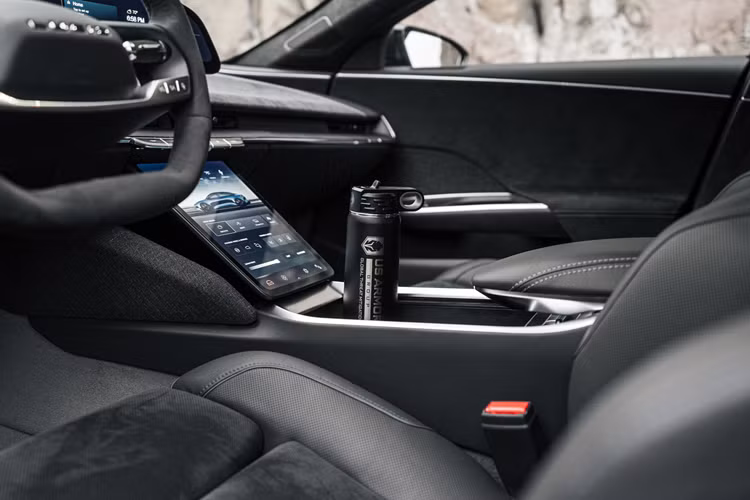 Cụ thể, xe điện bọc thép được bổ sung các cửa sổ đạn đạo trọng lượng nhẹ, có thể chịu được đạn .44 Magnum. Ngoài ra, xe còn được gia cố thêm lớp giáp composite nhẹ bằng 1/5 thép đạn đạo nhưng có độ cứng gấp 10 lần.