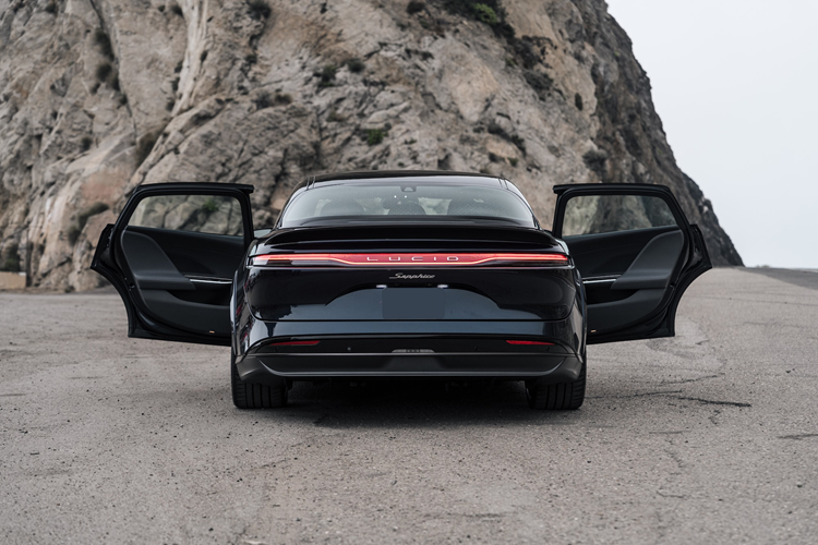 Đặc biệt, tính năng kết nối một chạm cho phép người lái liên lạc ngay lập tức với US Armor Group khi cần thiết. Với hàng loạt trang bị đặc biệt, giá xe Lucid Air Sapphire bọc thép sở hữu mức 475.000 USD (khoảng 11,8 tỷ đồng), gần gấp đôi giá của phiên bản thông thường.