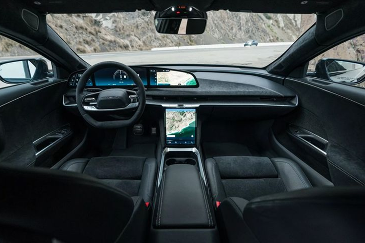 Để nâng cấp mẫu xe này, các kỹ sư của U.S. Armor Group đã tính toán rất kỹ lưỡng để giữ nguyên hiệu suất vận hành vốn có của xe, đồng thời tích hợp lớp giáp bảo vệ đủ an toàn và chắc chắn cho các nhiệm vụ bảo vệ yếu nhân.