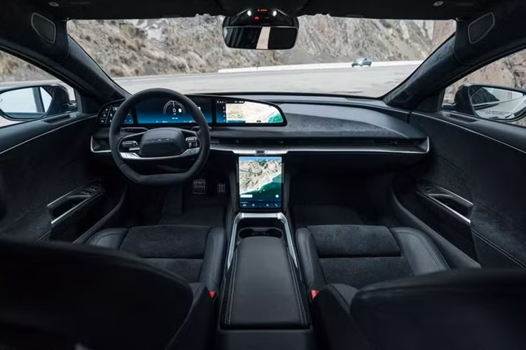 Để nâng cấp mẫu xe này, các kỹ sư của U.S. Armor Group đã tính toán rất kỹ lưỡng để giữ nguyên hiệu suất vận hành vốn có của xe, đồng thời tích hợp lớp giáp bảo vệ đủ an toàn và chắc chắn cho các nhiệm vụ bảo vệ yếu nhân.