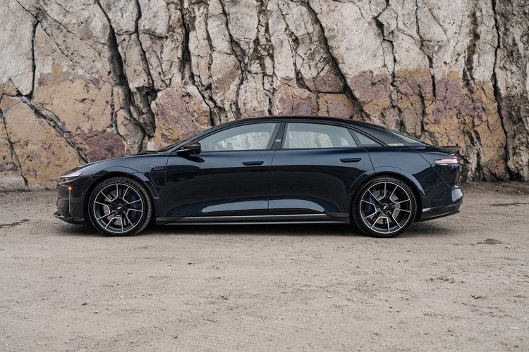 Hàng loạt trang bị đặc biệt được tích hợp cả trong và ngoài xe, liên tục quét các mối đe dọa gần trong quá trình xe di chuyển, đồng thời kết nối thông tin với hơn một triệu nguồn, bao gồm cả cảnh sát và đội cứu hỏa địa phương.