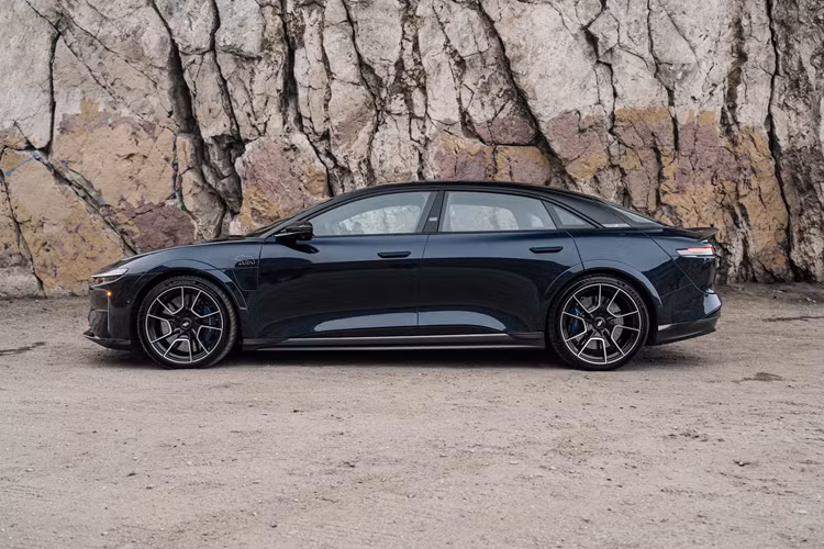 Hàng loạt trang bị đặc biệt được tích hợp cả trong và ngoài xe, liên tục quét các mối đe dọa gần trong quá trình xe di chuyển, đồng thời kết nối thông tin với hơn một triệu nguồn, bao gồm cả cảnh sát và đội cứu hỏa địa phương.