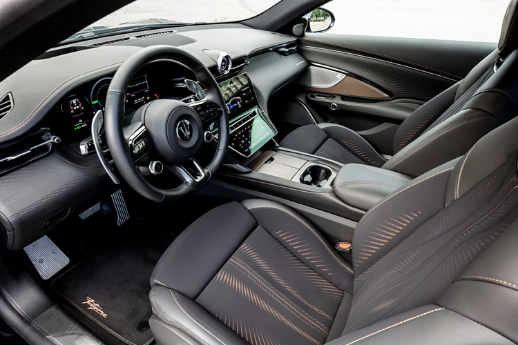 Sau đó, Maserati MC20 Folgore 2025 mới, phiên bản điện của siêu xe MC20, dự kiến sẽ được ra mắt vào năm 2025. Tiếp theo đó, Maserati dự định giới thiệu crossover điện thuộc phân khúc E vào năm 2027. Cuối cùng, vào năm 2028, sẽ có một phiên bản điện của Quattroporte.