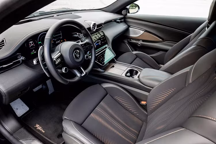 Sau đó, Maserati MC20 Folgore 2025 mới, phiên bản điện của siêu xe MC20, dự kiến sẽ được ra mắt vào năm 2025. Tiếp theo đó, Maserati dự định giới thiệu crossover điện thuộc phân khúc E vào năm 2027. Cuối cùng, vào năm 2028, sẽ có một phiên bản điện của Quattroporte.