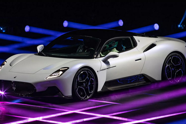 Theo kế hoạch mới nhất, tất cả các mẫu xe của Maserati sẽ được “100% thiết kế, phát triển và sản xuất tại Ý”. Tuy nhiên, công ty đang “vẽ nên tương lai của phương tiện di chuyển sang trọng với một chiến lược đầy tham vọng” liên quan đến “kế hoạch phát triển sản phẩm toàn diện điện hóa, đáp ứng nguyện vọng của khách hàng“.