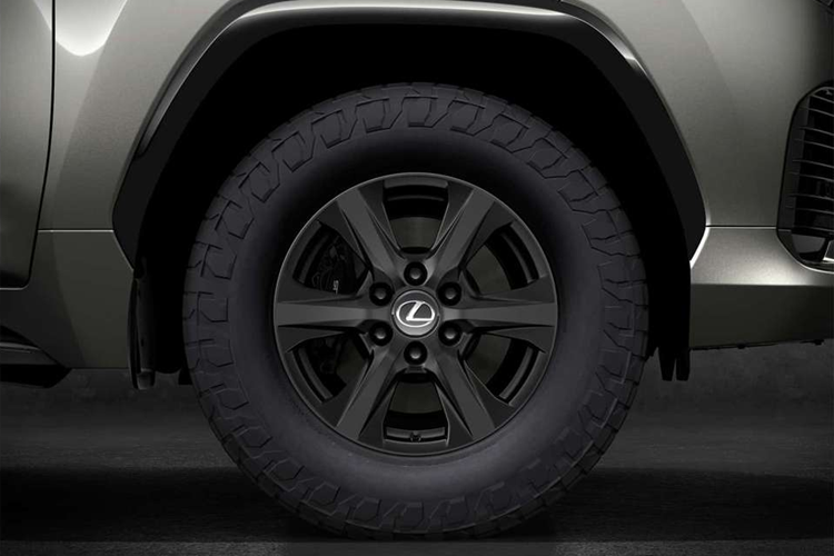 Tất cả các biến thể của mẫu Lexus LX 2025 đều nhận được các bản cập nhật công nghệ như cụm đồng hồ kỹ thuật số 12,3 inch, khung gầm gia cố cho xe hybrid và hệ thống treo thích ứng được sửa đổi.