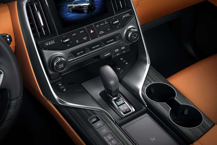 Tương tự như Lexus GX mới, LX hiện có thêm phiên bản Overtrail mạnh mẽ hơn. Phiên bản off-road này có cấu hình năm chỗ ngồi với bộ vi sai khóa trước và sau, bánh xe 18 inch mới được bọc trong lốp địa hình và bình nhiên liệu phụ 30 lít.