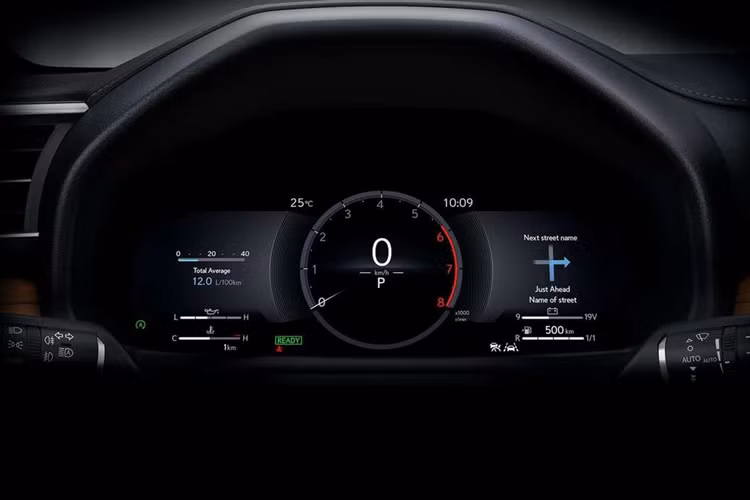 Về thiết kế, LX Overtrail có các chi tiết màu đen trên cản trước/sau, lưới tản nhiệt, vòm bánh xe, ốp gương ngoại thất, tay nắm cửa và giá trên nóc xe. Ngoài ra, LX Overtrail còn có thêm tùy chọn màu sơn ngoại thất Moon Desert Beige.