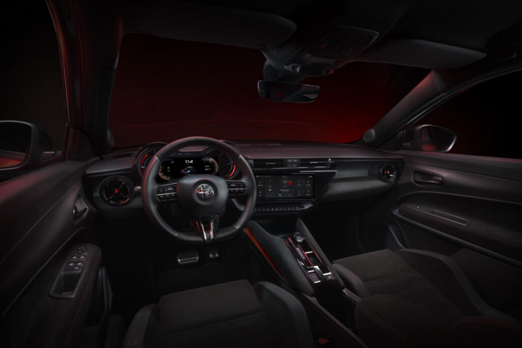 Về các tính năng an toàn, Milano được trang bị gói ADAS cấp 2, tương tự như các đối thủ trong phân khúc SUV cỡ nhỏ. Dảisản phẩm Milano sẽ bao gồm các phiên bản Ellettrica, Ellettrica Veloce và Ibrida.