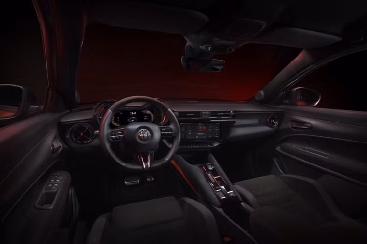 Về các tính năng an toàn, Milano được trang bị gói ADAS cấp 2, tương tự như các đối thủ trong phân khúc SUV cỡ nhỏ. Dảisản phẩm Milano sẽ bao gồm các phiên bản Ellettrica, Ellettrica Veloce và Ibrida.