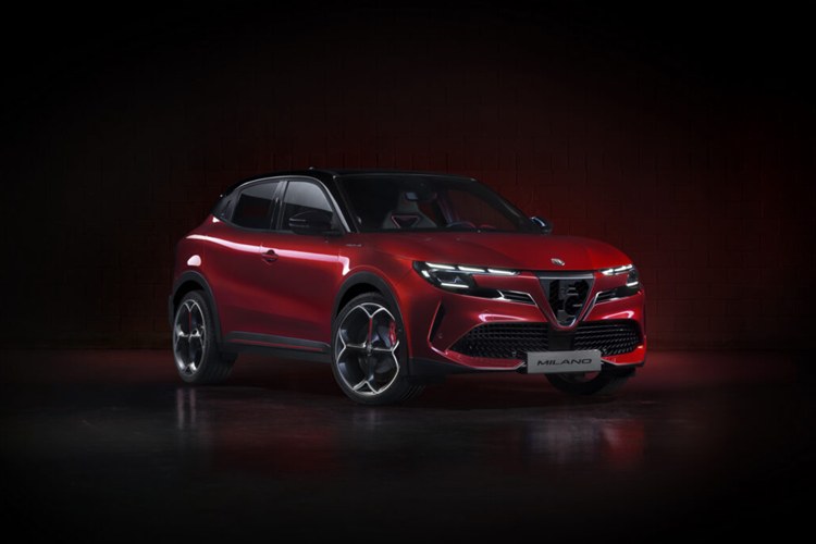 Mẫu xe Alfa Romeo Milano 2024 mới này cũng chính là “cột mốc” đánh dấu bước đột phá đầu tiên của thương hiệu vào phân khúc xe điện và Milano trở thành mẫu xe nhỏ nhất của hãng, tham gia vào dải sản phẩm bao gồm mẫu sedan Giulia, Stelvio và Tonale của thương hiệu.