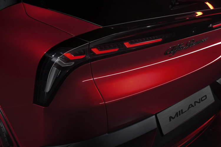 Cản trước được lấy cảm hứng từ phiên bản Quadrifoglio của Giulia và Stelvio, nổi bật với cửa hút gió lớn và bộ chia gió tích hợp. Kiểu dáng tổng thể của Milano nổi bật với phần đuôi xe có thiết kế góc cạnh, đuôi xe có phần đèn LED dải được vuốt nhọn thiết kế ăn nhập phần kính sau của xe.
