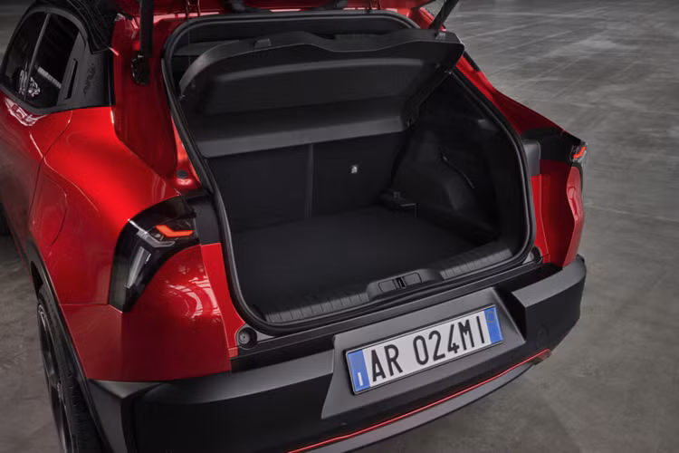 Phiên bản Milano Ibrida chạy bằng động cơ đốt trong sẽ xuất hiện vào năm 2025 với động cơ xăng 1.2 lít tăng áp tạo ra công suất 134 mã lực kết hợp với pin 48 volt và động cơ 28 mã lực và đây là động cơ điện tích hợp trong hộp số tự động ly hợp kép sáu cấp.