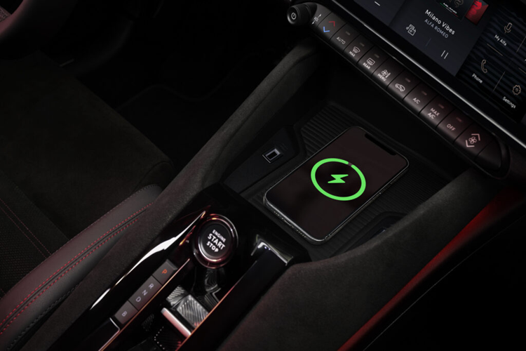 Ellettrica phiên bản cơ sở được trang bị động cơ điện công suất 154 mã lực với pin lithium-ion 54 kWh giúp xe có thể di chuyển 410 km mỗi lần sạc và hỗ trợ tốc độ sạc lên tới 100 kW.