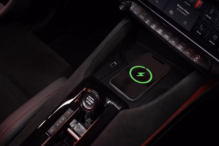 Ellettrica phiên bản cơ sở được trang bị động cơ điện công suất 154 mã lực với pin lithium-ion 54 kWh giúp xe có thể di chuyển 410 km mỗi lần sạc và hỗ trợ tốc độ sạc lên tới 100 kW.