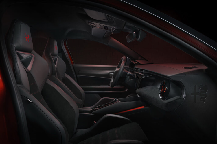 Milano Ellettrica Veloce được coi là mẫu xe cao cấp nhất khi được trang bị một động cơ điện duy nhất công suất 237 mã lực. Chiếc xe được trang bị hệ dẫn động cầu trước. Phiên bản thể thao Veloce sẽ được trang bị hệ thống treo thể thao được hạ thấp 25 mm so với các mẫu xe Milano khác, được bổ sung các thanh chống lật phía trước và phía sau.