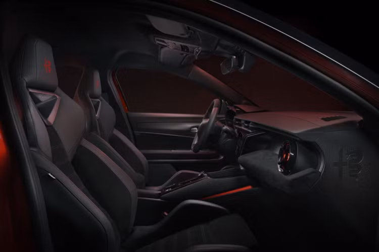 Milano Ellettrica Veloce được coi là mẫu xe cao cấp nhất khi được trang bị một động cơ điện duy nhất công suất 237 mã lực. Chiếc xe được trang bị hệ dẫn động cầu trước. Phiên bản thể thao Veloce sẽ được trang bị hệ thống treo thể thao được hạ thấp 25 mm so với các mẫu xe Milano khác, được bổ sung các thanh chống lật phía trước và phía sau.