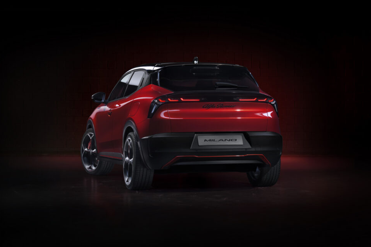 Alfa Romeo cũng trình làng phiên bản Milano Speciale với trang bị bộ mâm xe 18 inch cùng nhiều các trang bị tiêu chuẩn sẽ có mặt khi ra mắt. Khách hàng mua xe có thể đặt hàng mẫu xe này ngay từ ngày 11/4. Mức giá xe Alfa Romeo Milano 2024 hiện chưa công bố.