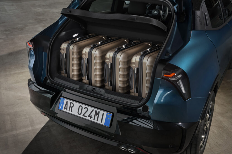 Về nội thất, mẫu xe sở hữu thiết kế mang hơi hướng thể thao với trang bị màn hình kép 10,25 inch. Những phần màn hình này cũng được thiết kế lại đem tới giao diện đặc biệt của hệ thống thông tin giải trí và cụm đồng hồ kỹ thuật số Cannocchiale.