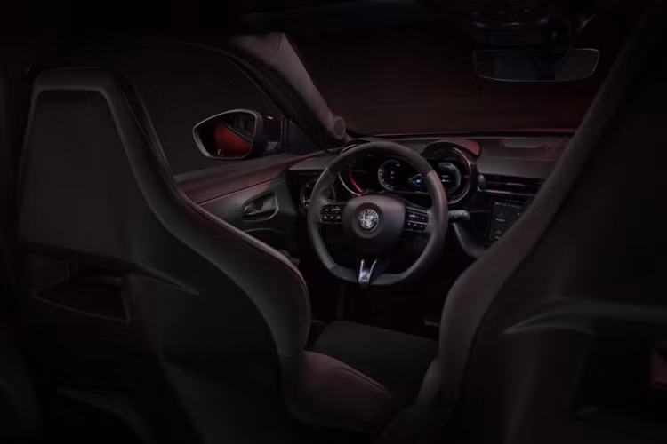 Ngoài ra, hệ thống phanh của xe cũng được nâng cấp với phanh trước có đĩa lớn hơn 380 mm đi kèm với bộ cùm phanh 4 piston. Alfa Romeo khẳng định rằng mẫu Milano cao cấp nhất sẽ mang lại cảm giác lái hàng đầu phân khúc giống như những mẫu xe hatchback Giulietta và Mito đã ngừng sản xuất.