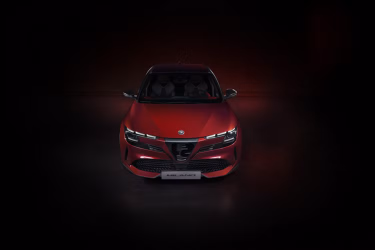 Sức mạnh sẽ được truyền tới cầu trước hoặc cả 4 bánh, tương tự như Jeep Avenger 4Xe sắp ra mắt. Alfa Romeo Milano sẽ có giá khởi điểm từ dưới 32.200 Đô với các tùy chọn cho thuê bắt đầu từ dưới 215 Đô mỗi tháng trên tất cả các thị trường châu Âu.