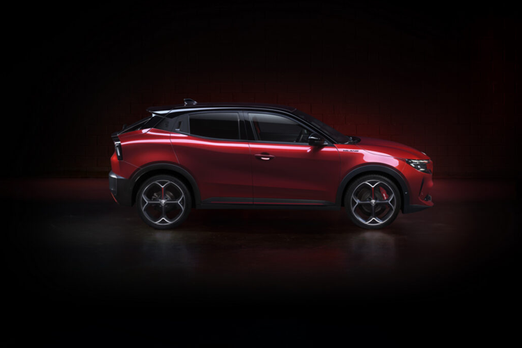 Mẫu xe SUV Alfa Romeo Milano được phát triển dựa trên nền tản CMP2 giống với những mẫu xe Opel/Vauxhall Mokka, Fiat 600, Peugeot 2008 và Jeep Avenger. Mẫu SUV cỡ nhỏ sẽ có hai lựa chọn về hệ truyền động bao gồm phiên bản chạy hoàn toàn bằng điện hoặc tùy chọn Hybrid nhẹ 48 volt.