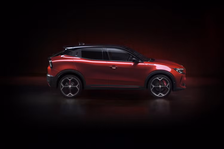 Mẫu xe SUV Alfa Romeo Milano được phát triển dựa trên nền tản CMP2 giống với những mẫu xe Opel/Vauxhall Mokka, Fiat 600, Peugeot 2008 và Jeep Avenger. Mẫu SUV cỡ nhỏ sẽ có hai lựa chọn về hệ truyền động bao gồm phiên bản chạy hoàn toàn bằng điện hoặc tùy chọn Hybrid nhẹ 48 volt.