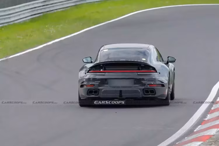 Để duy trì tính thể thao cho sản phẩm đầu bảng của thương hiệu, 911 Turbo phiên bản mới dự kiến vẫn sẽ giữ nguyên động cơ tăng áp kép truyền thống. Hiện mức giá xe Porsche 911 Turbo Hybrid và thông tin chu tiết vẫn chưa công bố.