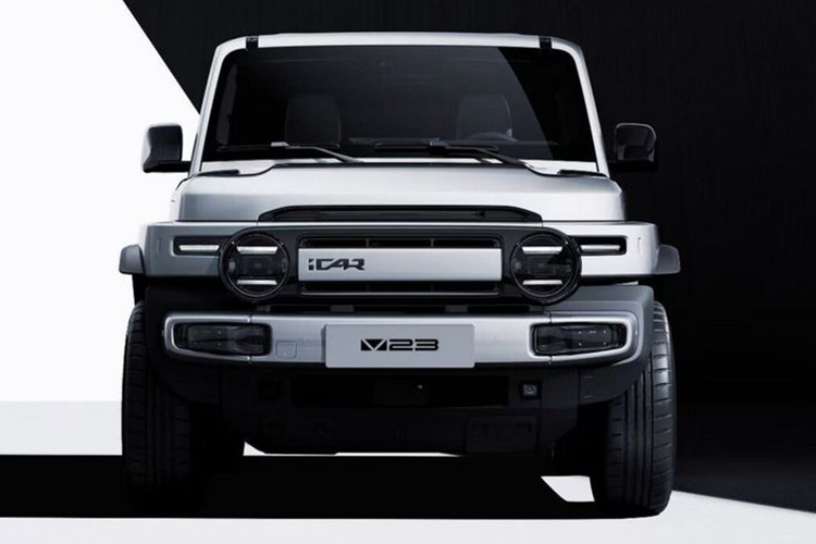 Không chỉ ngoại thất mà cả nội thất của Chery iCar V23 cũng khiến nhiều người liên tưởng đến Land Rover Defender, đặc biệt là cụm vô lăng. Cấu hình chi tiết của mẫu xe này chưa được tiết lộ, tuy nhiên, theo Carnewschina, iCar V23 sẽ được trang bị màn hình thông tin giải trí tích hợp chip Qualcomm Snapdragon 8155 và hệ thống hỗ trợ lái xe tiên tiến L2+.
