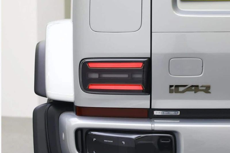 Có vẻ như các kỹ sư của Chery cũng lấy cảm hứng từ Mercedes-Benz G-Class khi thiết kế khu vực phía sau của mẫu SUV này, đặc biệt là chi tiết đèn hậu LED đặt thấp và hộp đựng đồ gắn cốp.