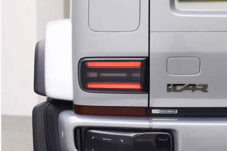 Có vẻ như các kỹ sư của Chery cũng lấy cảm hứng từ Mercedes-Benz G-Class khi thiết kế khu vực phía sau của mẫu SUV này, đặc biệt là chi tiết đèn hậu LED đặt thấp và hộp đựng đồ gắn cốp.