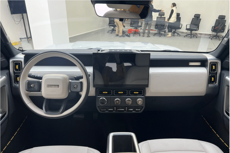 Ở phía trước, xe được trang bị cụm đèn pha LED và lưới tản nhiệt lấy cảm hứng từ Land Cruiser FJ40. Trong khi đó, cản trước và kính chắn gió của mẫu SUV này lại sao chép từ Jeep Wrangler. Hai bên hông xe của Chery iCar V23 sao chép thiết kế từ Land Rover Defender, ngoại trừ tay nắm cửa dạng ẩn.