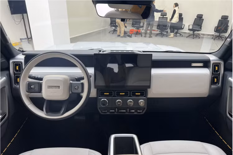 Ở phía trước, xe được trang bị cụm đèn pha LED và lưới tản nhiệt lấy cảm hứng từ Land Cruiser FJ40. Trong khi đó, cản trước và kính chắn gió của mẫu SUV này lại sao chép từ Jeep Wrangler. Hai bên hông xe của Chery iCar V23 sao chép thiết kế từ Land Rover Defender, ngoại trừ tay nắm cửa dạng ẩn.