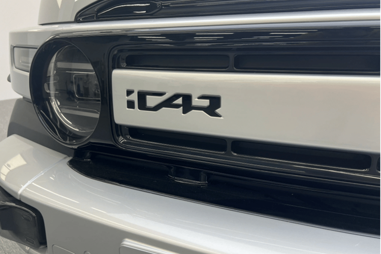 Với kích thước này, iCar V23 sẽ cạnh tranh trong phân khúc SUV thuần điện cỡ nhỏ với các đối thủ như Baojun Yep Plus. Thiết kế của Chery iCar V23 gây tranh cãi khá nhiều khi mẫu SUV cỡ nhỏ này bị cho là sao chép từ những mẫu SUV off-road nổi tiếng, như Mercedes-Benz G-Class, Land Rover Defender hay cả mẫu Toyota Land Cruiser FJ40 cổ điển.