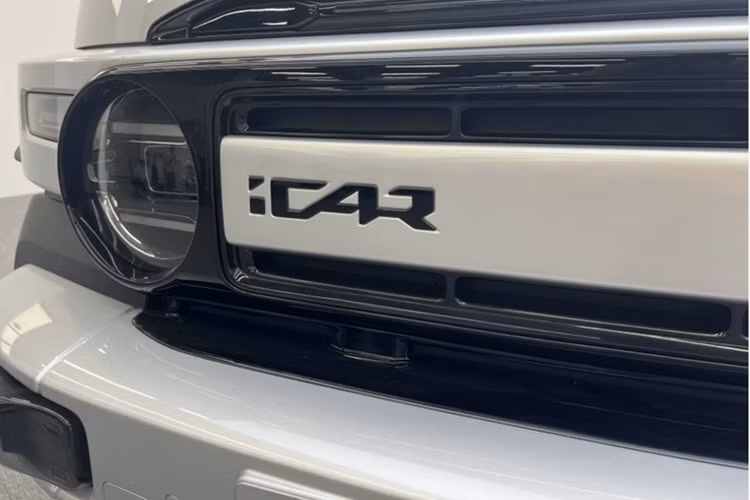 Với kích thước này, iCar V23 sẽ cạnh tranh trong phân khúc SUV thuần điện cỡ nhỏ với các đối thủ như Baojun Yep Plus. Thiết kế của Chery iCar V23 gây tranh cãi khá nhiều khi mẫu SUV cỡ nhỏ này bị cho là sao chép từ những mẫu SUV off-road nổi tiếng, như Mercedes-Benz G-Class, Land Rover Defender hay cả mẫu Toyota Land Cruiser FJ40 cổ điển.