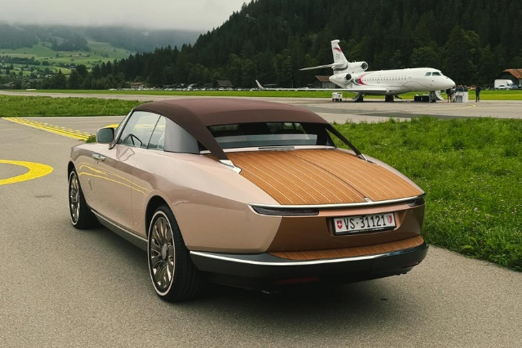 Thêm vào đó là bộ sưu tập phụ kiện xa xỉ như cặp đồng hồ đôi đến từ thương hiệu Thụy Sĩ Bovet Fleurier, bút Montblanc được chế tác thủ công,... Về truyền động, Rolls-Royce Boat Tail được trang bị động cơ V12 6.75l tăng áp kép cho công suất mạnh 571 mã lực.