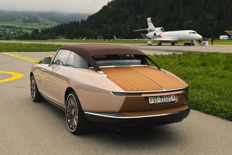 Thêm vào đó là bộ sưu tập phụ kiện xa xỉ như cặp đồng hồ đôi đến từ thương hiệu Thụy Sĩ Bovet Fleurier, bút Montblanc được chế tác thủ công,... Về truyền động, Rolls-Royce Boat Tail được trang bị động cơ V12 6.75l tăng áp kép cho công suất mạnh 571 mã lực.